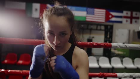 Boxeadora-Golpeando-La-Cámara-Durante-El-Entrenamiento-En-Vendajes