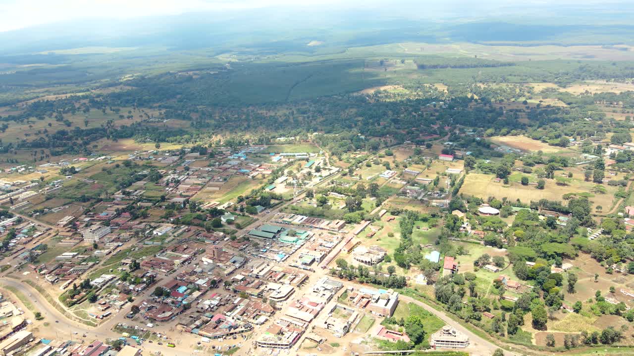 케냐의 로이토키톡 마을과 킬리만자로 산의 공중 드론 뷰 노천 시장 - 케냐의 시골 마을