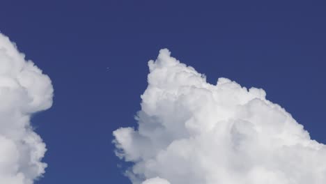 やかな青い空とふわふわした雲