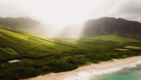 4K-Drohnenaufnahme,-Die-Sanft-über-Das-Makua-Tal-Auf-Oahu-Schwenkt,-Während-Die-Sonnenstrahlen-über-Die-Berge-Ragen-Und-Das-Tal-Erhellen