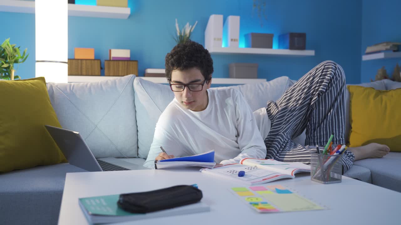 feliz y motivado estudiante masculino lindo estudiando en casa.