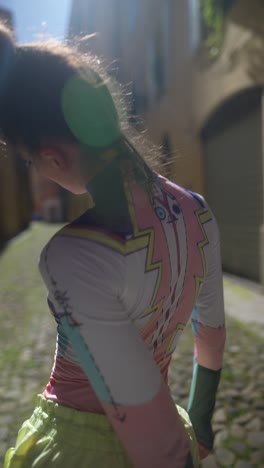 mujer elegante en un traje colorido en una calle de la ciudad