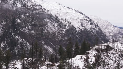 Wintermantel:-Schneebedeckte-Gipfel-Im-Landesinneren