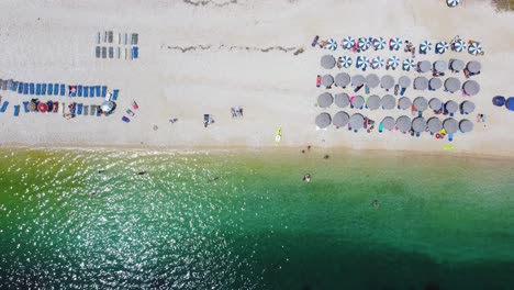 Panoramablick-Von-Oben-über-Mikros-Poros-Gialos-Strand-Küste,-Lefkada,-Griechenland