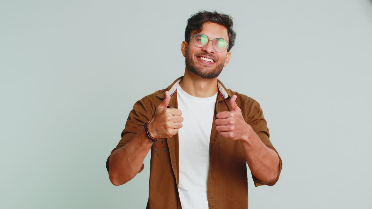 el indio levanta el pulgar está de acuerdo o da una respuesta positiva recomienda el anuncio le gusta buena idea