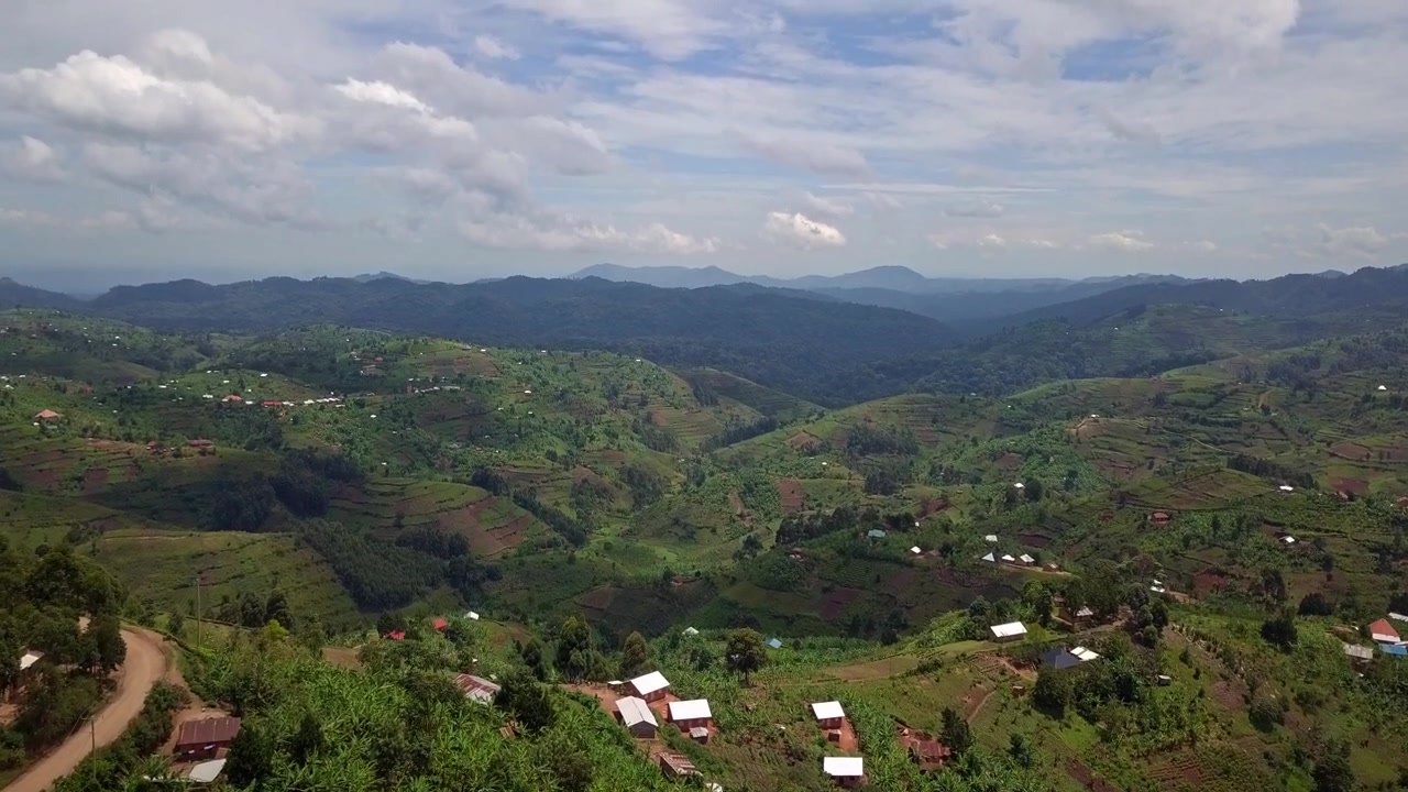 Småbrukslandskap i åssiden med blandede avlinger og spredte landsbyer i Kanungu-distriktet, Vestregionen, Uganda, innenfor Kigezi-høylandet, som viser samdyrking og åsrygg-dal-jordbruk, sett fremover med drone