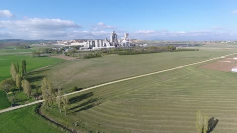 Vídeo-De-Drones-De-Fábrica-Y-Campos-De-Cemento