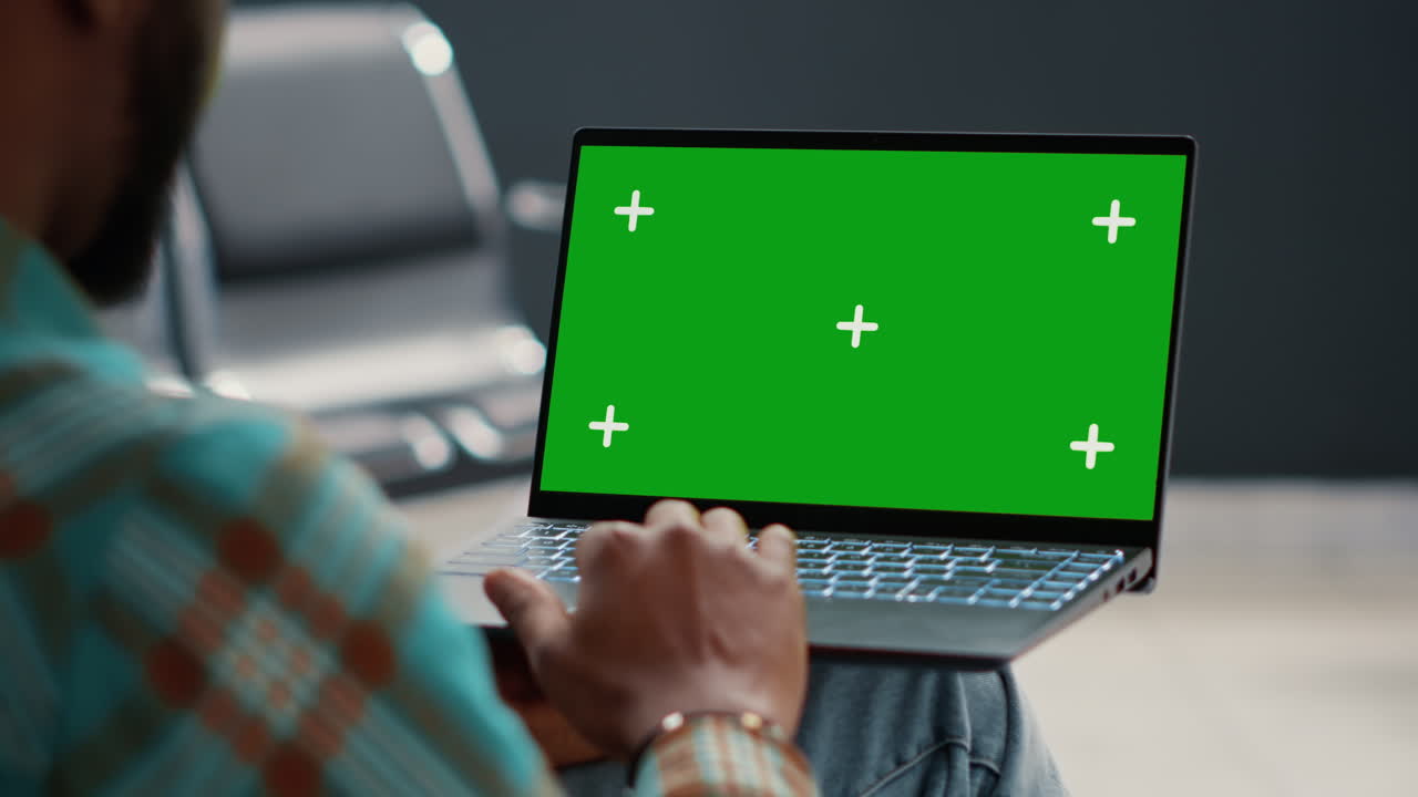 portátil con pantalla verde