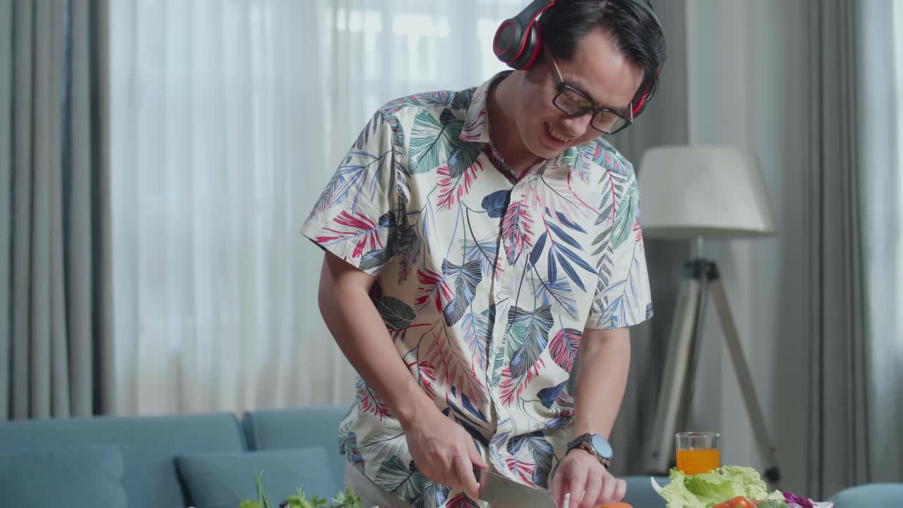 집에서 음악을 듣는 남자