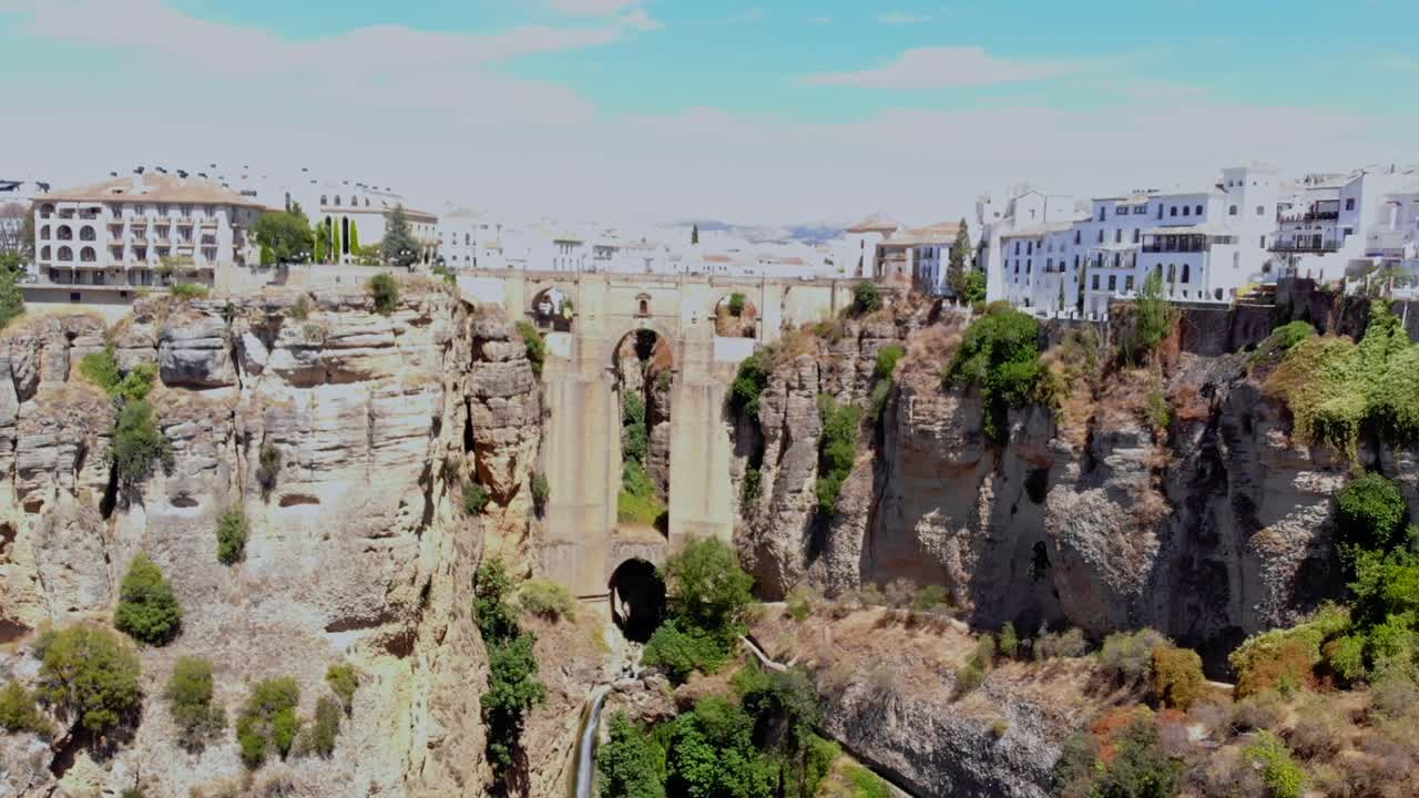 스페인 론다의 다리  ⁇ 에서 뒤집어 나오는 드론 영상