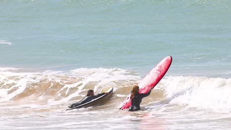 surfistas en el océano