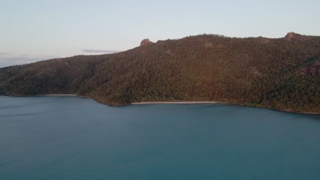 Paso-De-Gancho-Con-Aguas-Tranquilas-Y-Un-Bosque-Exuberante-En-La-Isla-Cerca-De-Whitsunday-En-Qld,-Australia