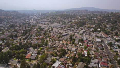 Sobrevuelo-Del-Barrio-De-Eagle-Rock-Y-Hacia-La-Autopista-En-Los-Angeles,-California-En-Un-Hermoso-Día-De-Verano