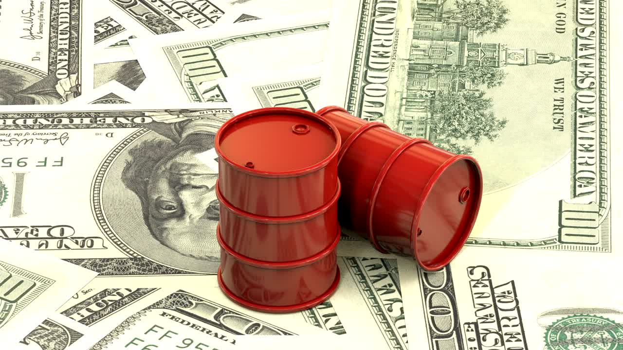 3D-Animation: Rote Ölfässer liegen auf einem Hintergrund aus Dollargeld. Erdölgeschäft, schwarzes Gold, Benzinproduktion. Kauf und Verkauf, Auktion, Börse. Nahtlose Schleife. Geloopt. Rotation.