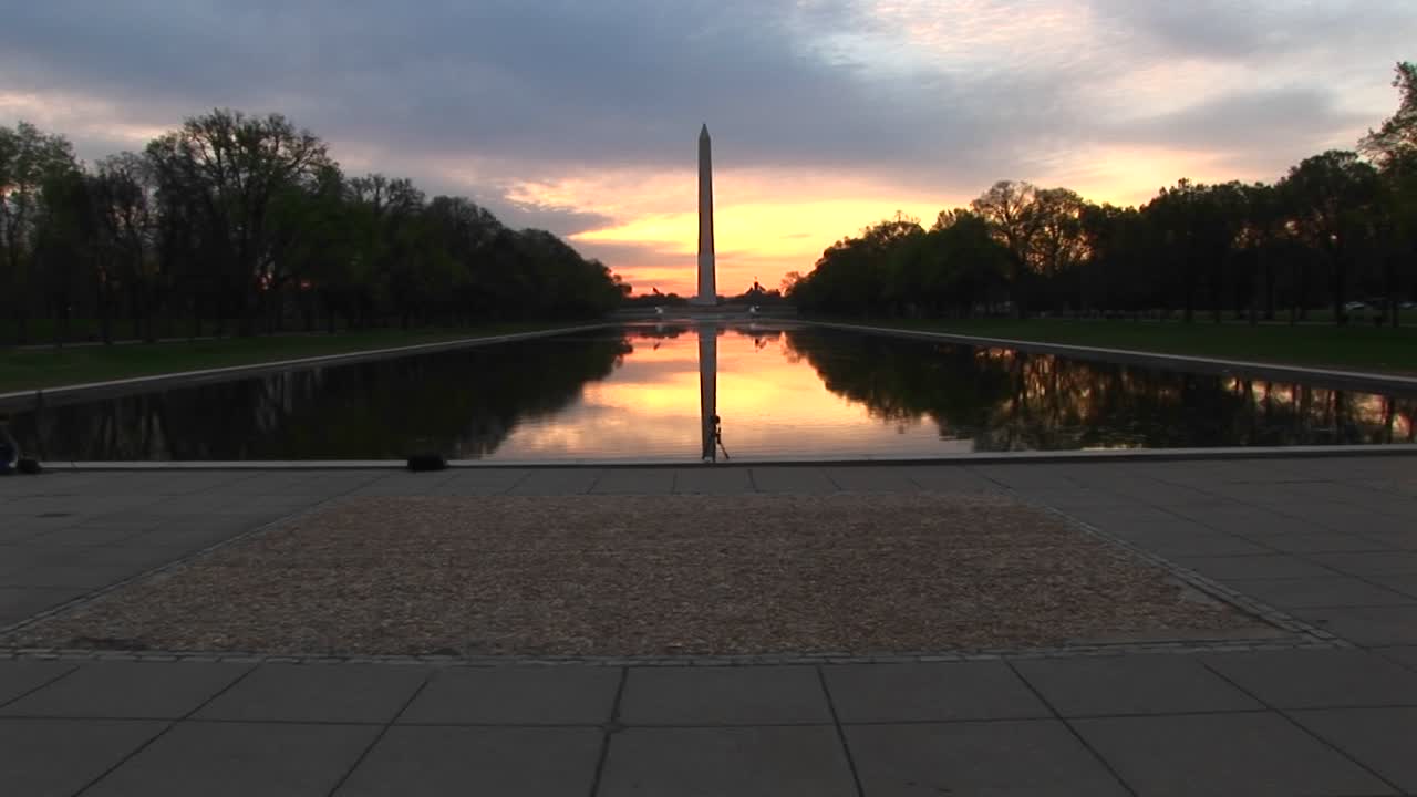 el monumento a washington está centrado en esta toma que incluye el estanque reflectante