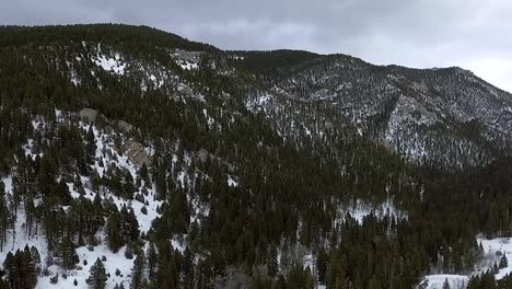 Antenne---Schöner-Schneebedeckter-Berg