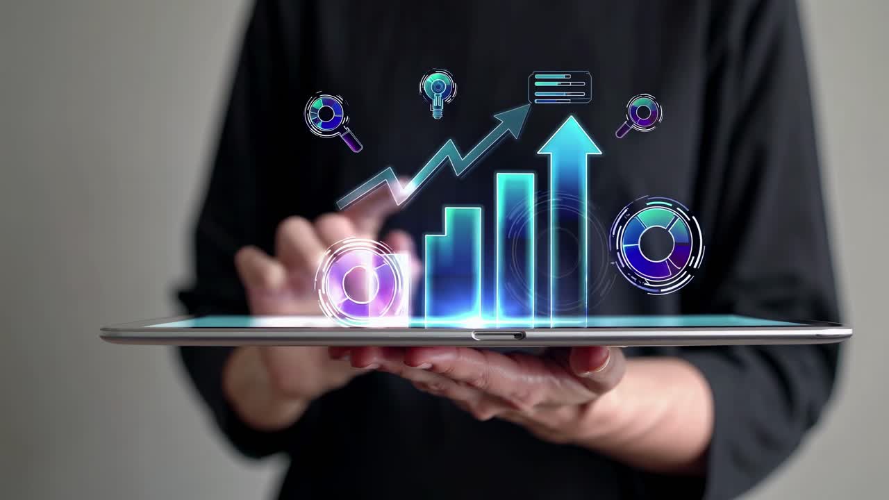 Un concetto video in primo piano di SEO con icone digitali che fluttuano sopra un tablet tenuto da una persona.