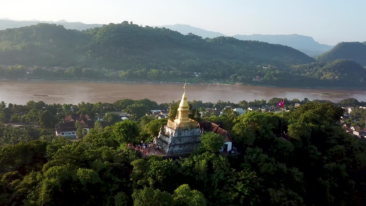 Luang Prabang, Laos, vista aerea del tempio buddista. Fiume Mekong e paesaggio scenografico nella luce dorata dell'ora d'oro