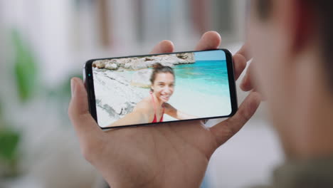 Junger-Mann-Beim-Video-Chat-Mit-Smartphone-Freundin-Am-Urlaubsstrand-In-Italien,-Austausch-Von-Reiseerlebnissen,-Spaß-Im-Urlaub-Beim-Chatten-Mit-Mobiltelefon,-4K-Aufnahmen