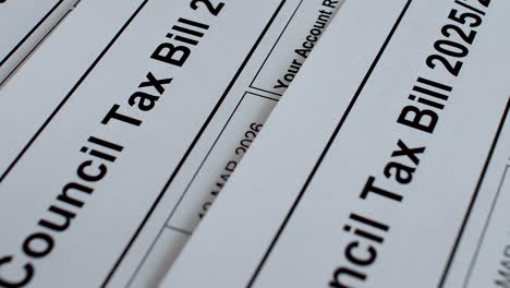 Vista-De-Cerca-De-Las-Facturas-De-Impuestos-De-Los-Consejos-De-Las-Autoridades-Locales-Que-Abarcan-Desde-2025-Hasta-2030,-Centrándose-En-Las-Obligaciones-Financieras-Y-El-Papeleo