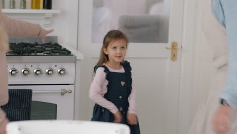 Familia-Feliz-Bailando-En-La-Cocina-Niños-Divirtiéndose-Bailando-Con-Madre-Y-Padre-Disfrutando-De-Un-Emocionante-Fin-De-Semana-En-Casa-Imágenes-De-4k