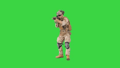soldado marino armado con rifle de asalto caminando apuntando a una pantalla verde, llave de croma