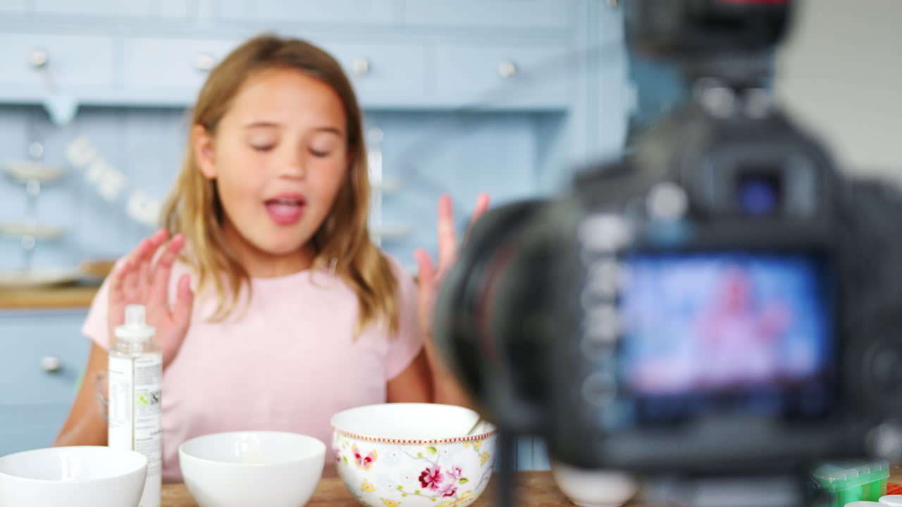 Ragazza che registra un vlog a casa, mostrando come fare lo slime.