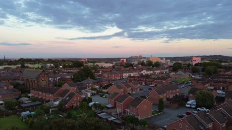 warrington en el reino unido por avión no tripulado, imágenes aéreas 4k al atardecer