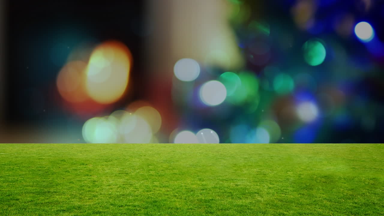 크리스마스 트리 위에 내리는 눈의 애니메이션과 잔디 배너로 장식