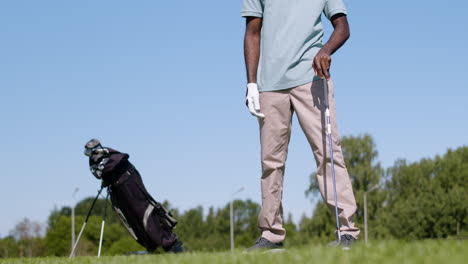 Afroamerikanischer-Mann,-Der-Auf-Dem-Golfplatz-Golf-übt.