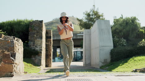 Danza,-Moda-Y-Una-Mujer-Caminando-Al-Aire-Libre