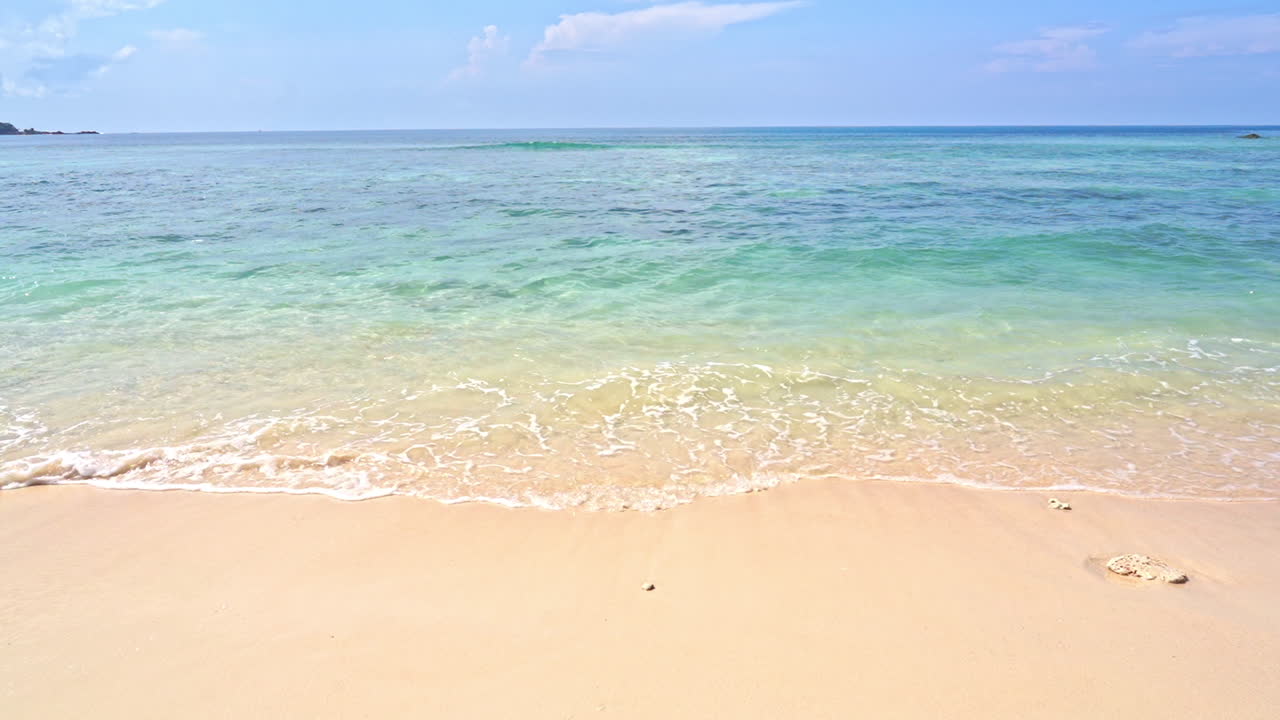 리조트 해변의 모래 위로 밀려오는 파도