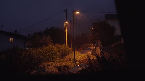 Straßenlaternen-In-Der-Nacht,-Starker-Regen,-Dunkler-Himmel,-Launische-Nacht