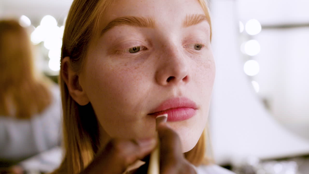 리허설 전에 준비하는 여자