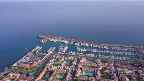 Marina-Drone-Paso-Elevado-Vista-De-Arriba-Hacia-Abajo-Día-Soleado-En-Isla-Tropical