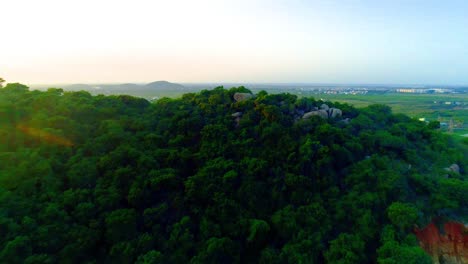 Drohnenschussbewegung-Rückwärts-Mit-Blick-Auf-Einen-Berg-Mit-Tiefen-Schluchten-Mit-Wasser