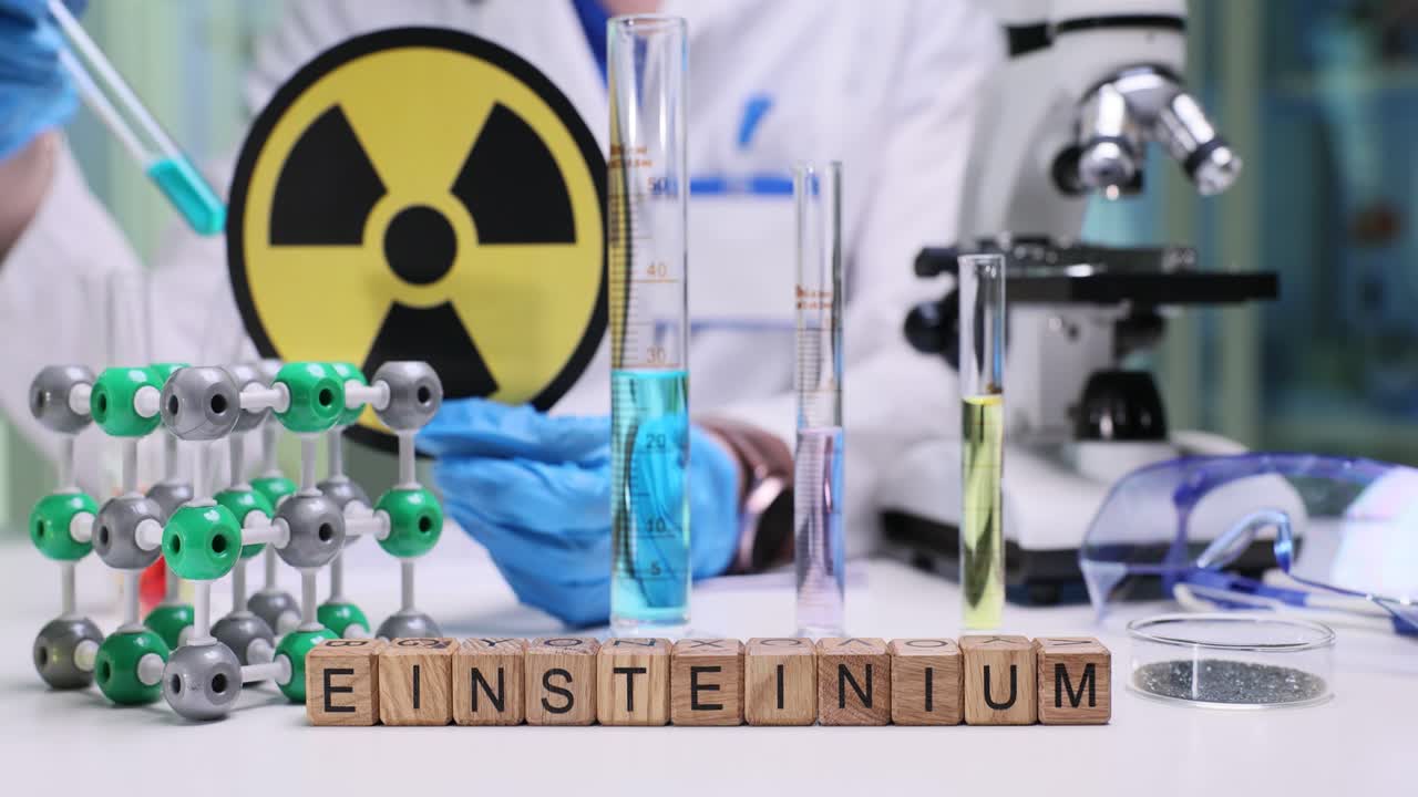 Parola Einsteinio con blocchi in un laboratorio di ricerca scientifica
