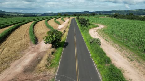 país por carretera en la escena del país en el campo del paisaje rural