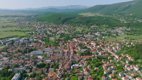 un vuelo suave de la ciudad de sinj, croacia en un día claro y brillante