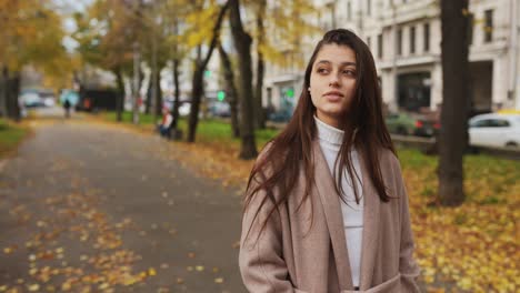 joven en el parque de otoño