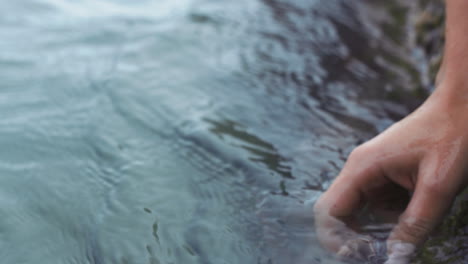 Mujer,-Manos-O-Concha-De-Agua-De-Mar-Del-Océano