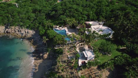 Vista-Aérea-De-Drones-Volando-Sobre-Un-Resort-De-Lujo,-Estilo-De-Vida-De-Vacaciones-De-Viaje