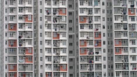 fachada de bloque de apartamentos naranja y blanco