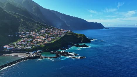 klares blaues wasser an einem hellen himmel in der nähe von seixal natural pools, madeira