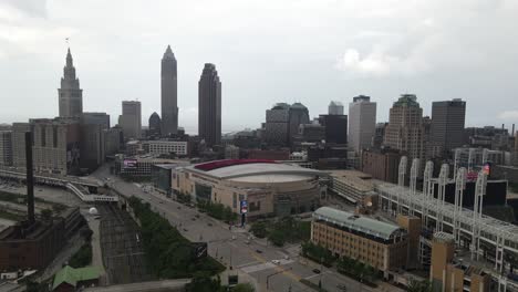 Cleveland,-Ohio-Skyline-Drone-Video-Moviéndose-Hacia-Abajo