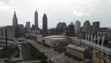 cleveland, ohio skyline drone video moviéndose hacia abajo