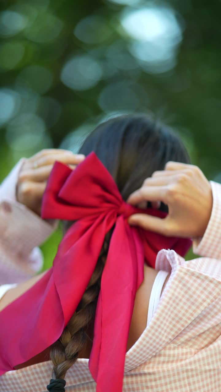 은 니를 쓴 머리카락을 가진 여자