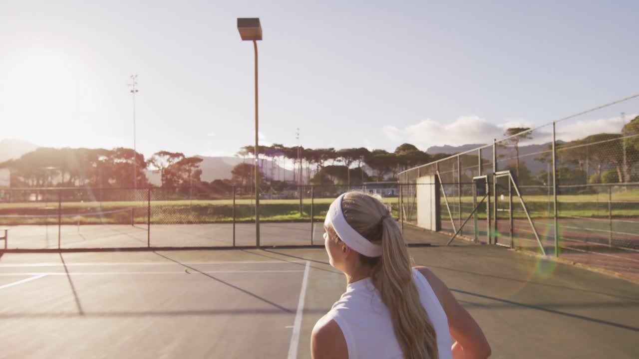 라켓을 들고 공을 치는 백인 여성 테니스 선수의 비디오