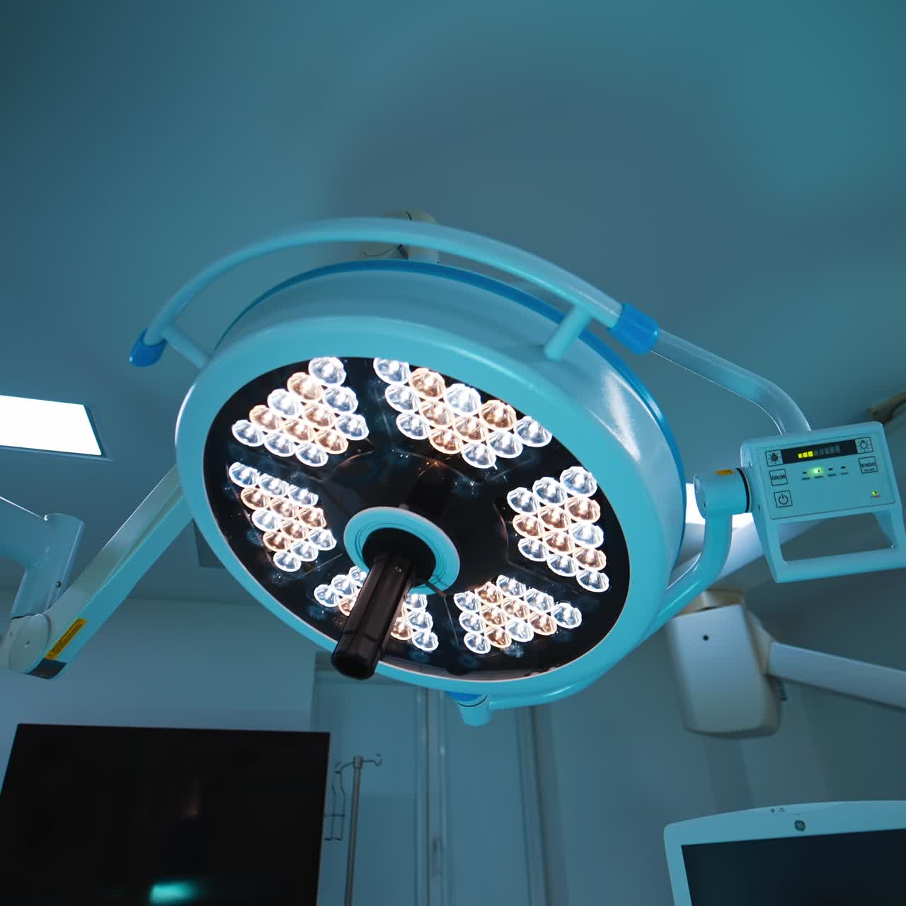 Tecnologías quirúrgicas en funcionamiento. Quirófano moderno y estéril de neurocirugía
