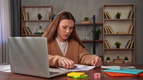 estudiante que estudia en el hogar